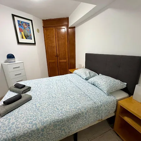 Sunny Poolside In Américas