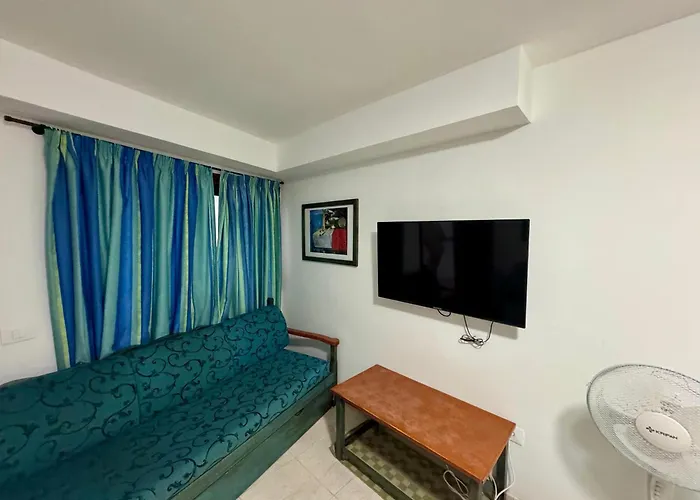 Sunny Poolside In Américas