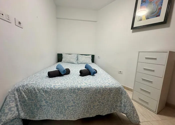 Sunny Poolside In Américas