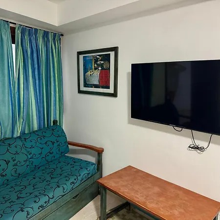 Sunny Poolside In Americas Apartment *