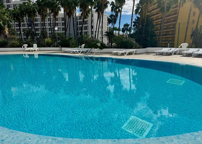 Sunny Poolside In Americas Apartment *