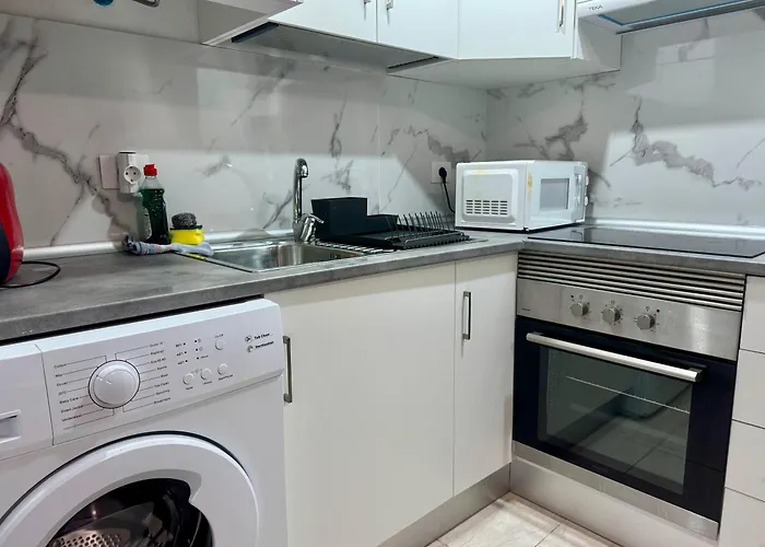 Sunny Poolside In Americas Lägenhet *